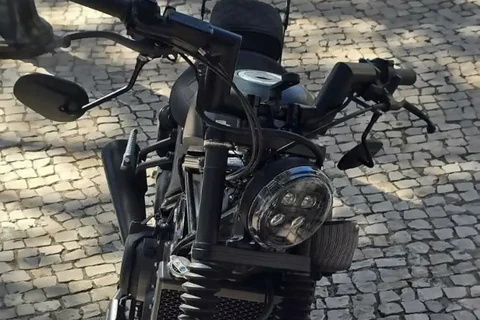 Sort Harley-Davidson med Steel Guru-styr, set forfra