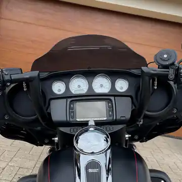 Harley-Davidson Street Glide cockpit with custom Steel Guru bars