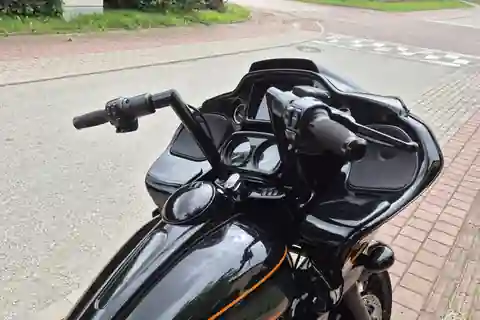 Road Glide fitted with low custom Steel Guru bars